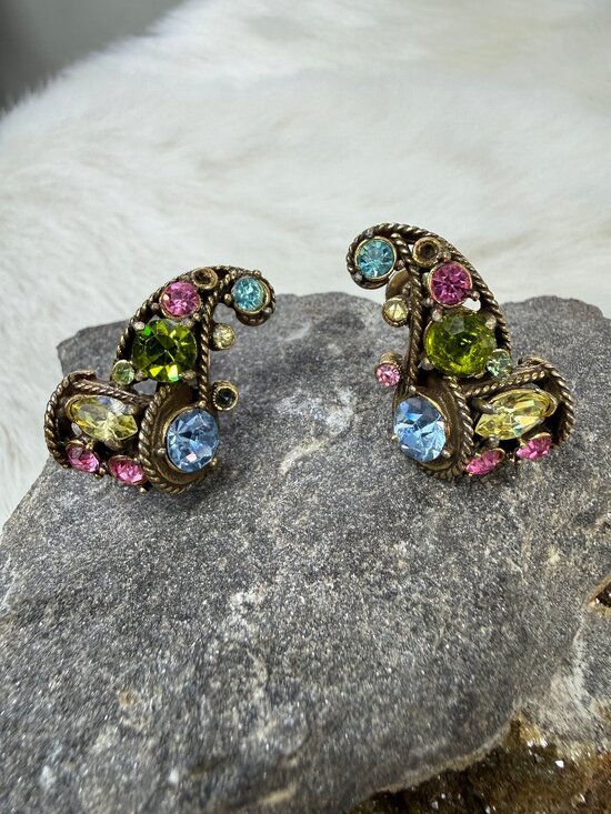 Vintage Jewelry - Vintage 1950s Hollycraft Pastel Gold Tone Screw Back Earrings 1" X .75"